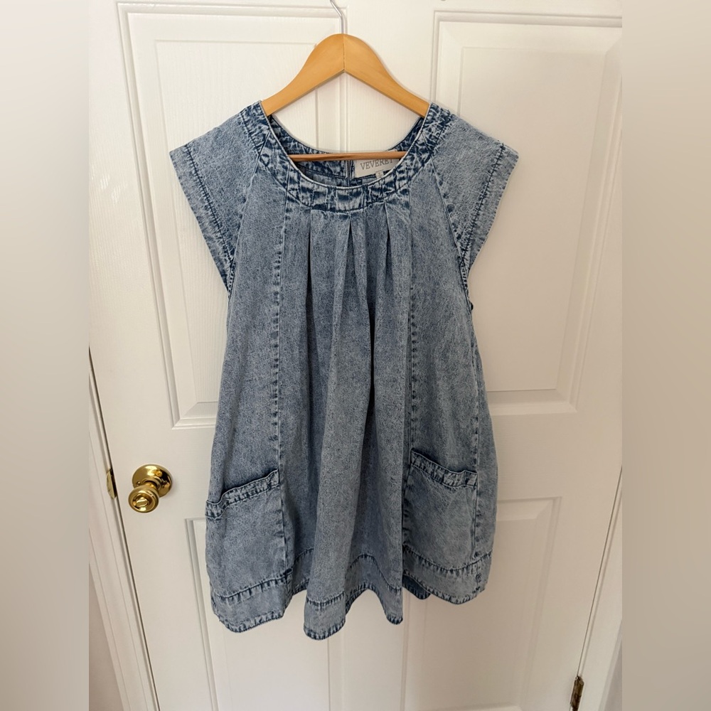 ☀️ NWOT ‘Veveret’ Light Wash Denim Midi Dress